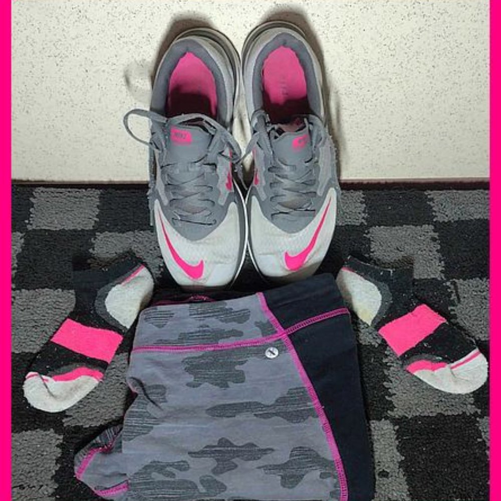 HOT PINK WORKOUT BUNDLE-Size 9 Nike sneakers, XL leggings & sports socks for her